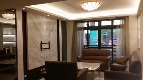 和怡室內裝修工程有限公司 - 

電視牆：木作、銀狐大理石、茶鏡。
