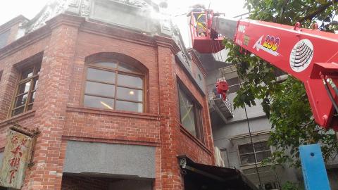 明德水電吊卡車工程 - 沖洗老街牆面
