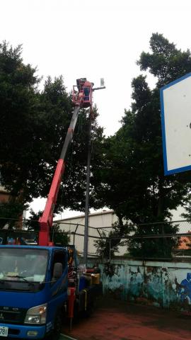 明德水電吊卡車工程 - 投光燈天井燈按裝