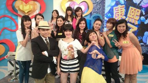 赫菈文創整合行銷有限公司 - 節目錄影藝人合影
(節目：康熙來了)