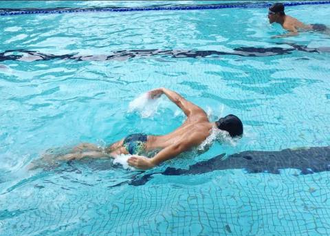 雷納德游泳教學工作室 - 蝶式(Butterfly)
進階課程，建議先有自由式及蛙式之基礎
全部教學共有身體律動、蝶式打水、抓水海豚、騎浪、水上天使、迷你蝶式、海豚潛泳、快速蝶式...等8個單元
此圖為壓胸彈腰踢水將雙手從空中回來的"水上天使"的階段