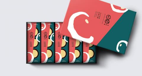 Yeh Ming Chieh Design - Suntone Chinese Pastry 三統漢菓子禮盒

包裝設計

三統漢菓子是兼具傳統技藝與創意想法的中式糕餅品牌，其禮盒設計重點在傳統與年輕的視覺兼具，作為禮盒要高雅大方，能同時受各年齡層喜愛。