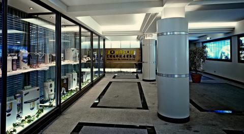 京采空間設計 - 艾強生淨水科技事業集團- 板橋廠區
面積:1~5樓 / 750坪 (實際使用) 。 
人數:200人。
風格:日式 / 工業 (混搭)。
老舊工業廠房改造,使用空間規劃有 "工廠設備" 與 "行政區" 的橫向分佈;"後台研發" 與 "前端行銷" 的縱向架構,規劃上定位幾個不同樓層的空間主軸。
拾級而上逐層分佈的業務功能藉由設計概念整合上下游技術供鏈,聯結觀念行銷、凸顯效率務實的企業性格。 京采空間設計 - 艾強生淨水科技事業集團- 板橋廠區
面積:1~5樓 / 750坪 (實際使用) 。 
人數:200人。
風格:日式 / 工業 (混搭)。
老舊工業廠房改造,使用空間規劃有 "工廠設備" 與 "行政區" 的橫向分佈;"後台研發" 與 "前端行銷" 的縱向架構,規劃上定位幾個不同樓層的空間主軸。
拾級而上逐層分佈的業務功能藉由設計概念整合上下游技術供鏈,聯結觀念行銷、凸顯效率務實的企業性格。