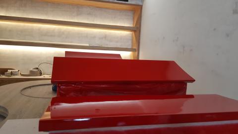 宇祥油漆 - 圖為木作家具施作鏡面鋼琴烤漆