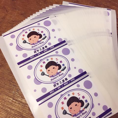 茉茉的工藝坊(個人工作室) - logo設計，以客戶本人Q版繪製而成，風格走可愛親民的路線