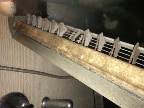 承嘉空調 - 壁掛式冷氣出風口清洗前 
