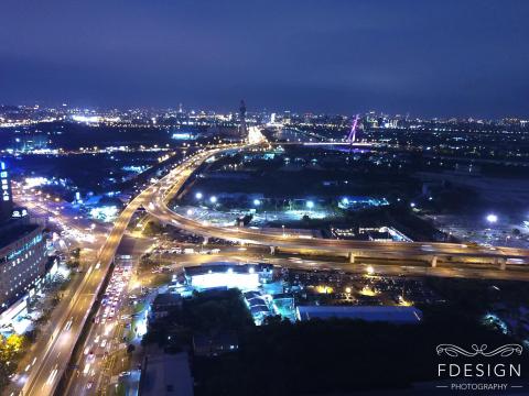 雲慶文化創意工作坊 - 川流不息，
路上車水馬龍燈火通明，
而河是門可羅雀乏人問津