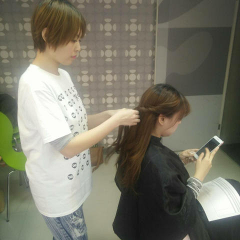 提供洗剪燙染服務的專家tkb hair