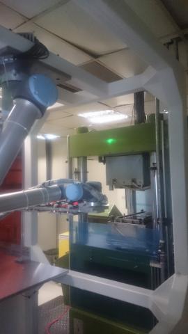 班翟有限公司 - 危險工作區域以機械手臂取代人工，減少公安發生，並提高生產效率