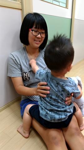 曾馨儀 - 在托嬰陪孩子遊戲