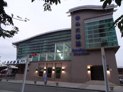 李愷威 - 斗六車站-框架式帷幕 , 鋁板 , 雨庇