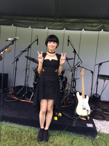 艾麗絲 - 五人樂團表演