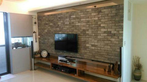 墨室內裝修(系統櫃).墨荷空間設計有限公司 - 電視牆貼文化石顯現大器風格