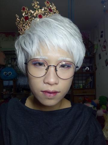 Anna - 派對上想要擁有與眾不同的樣子
就將呆笨的假髮重新整理過後戴上皇冠。整個氣場都不同了