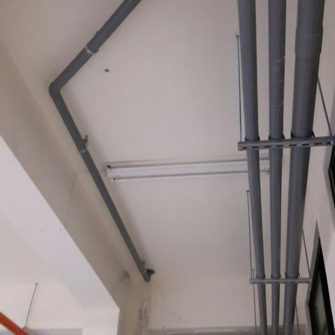 阿源居家水電服務 - 新設排水落水頭，依照原有排水管高度另行接管及配管。ps:旁邊管排皆為給水管。