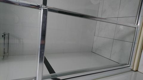 佳居家事服務有限公司 - 清潔後的乾濕分離玻璃門已經能看到裡面