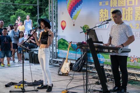 艾麗絲 - 兩人樂團表演