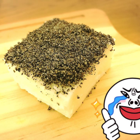 金門療癒牛奶糕 - 芝麻牛奶糕 現磨芝麻粉 。