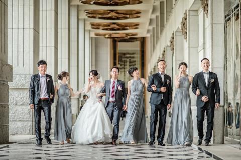 黑本。影像設計 - [婚禮紀錄]
數百場之拍攝經驗，精確掌握流程，並擅長運用光線，捕捉每一個重要的畫面。