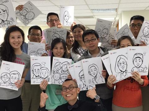 米豆人像漫畫現場 - 看現場賓客拿到自己的可愛畫像，是不是都開心極了？