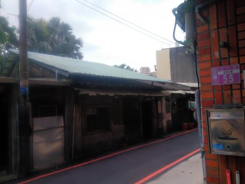 永新企業社 - 舊屋瓦漏水未拆，上方直接加蓋
