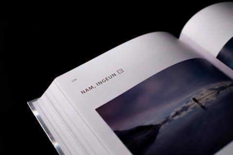 洪浼仁 - 《 CTA亞洲創意對話 VOL.4-遺珠之憾 》
書籍封面以兩個圓圈象徵冒號「：」表達此書對於「對話Q&A」的注重，並採用雷射印刷，封面映照的七色彩虹，象徵反射，反射出設計師的內心世界，我們看不到的那一面。