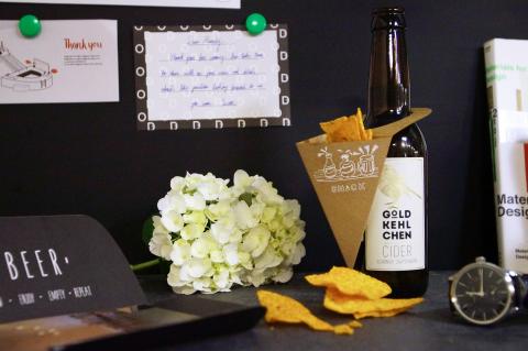 王容之 - 為酒吧設計便於拿取的零食袋，在走動機率較高的吧台與戶外飲食區領取後掛在酒瓶上，美酒搭配著下酒零食為絕配！
