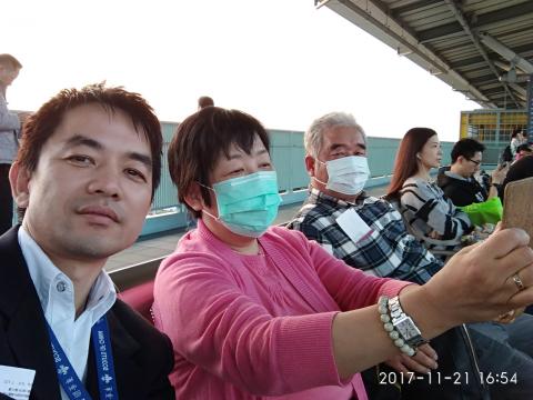 晨品有限公司 - 台中高鐵等待高鐵進站中。