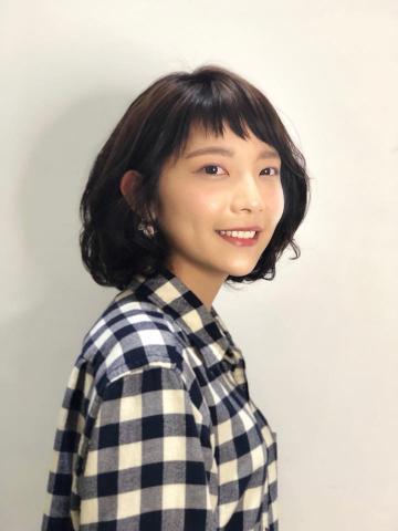 Mika - 厚重無型的頭髮 ❌❌❌

利用不規則剪裁的短瀏海，讓原本漂亮的臉蛋突顯出來 ，搭配可愛的捲度，瞬間變得活潑起來了！ ⭐️⭐️?? 

每個女孩都有適合自己的髮型 ， 但千萬不要因為害怕改變 ，而錯過更好的自己喔！

Mika 都是依每個人的頭型 、髮性、個人特質等、去朔造適合每個寶貝客人的髮型，如果想改變 卻苦無想法 ， 不如與我聊聊吧～???

MIKA Llne ID➡mikaset