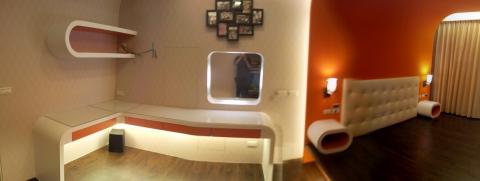 瘋窩塗裝(窩瘋塗裝企業社) - 弧形梳妝臺配色烤漆，搭配造型床頭天花板，前衛的色系營造浪漫的感覺