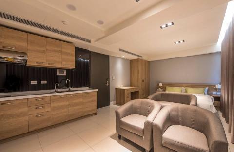 邑豐室內裝修業有限公司 - 空間性質: 住宅/ 小套房
座落位置: 新北市 三重區 
建物面積 : 12坪 
室內格局 : 睡眠區/ 廚房/ 休息區/ 全套衛浴 
主要材料 : 系統櫥櫃/ 木紋磚/ 系統傢俱公司

免費諮詢專線: 02-2599-3559
公司地址：台北市大同區承德路三段138號2樓
網站: www.eflux.com.tw