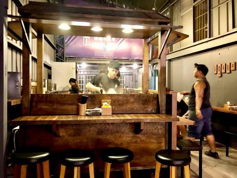 晉維室內裝修 - 此案為：頑者炙り焼ラーメン
風格工業風 輕裝潢
室外材都是使用南方松在漆上護木漆，桌面矮隔屏全部使用美耐板材質，美耐板、耐刮、防撥水好整理！
誰說清裝潢不美？做起來非常有感覺的呢?