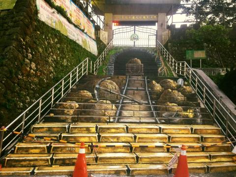 哈蘇爾 3D藝術彩繪XIV Ivers&oslash;n Haisul 3D Art - 名稱：九份國小黃金階梯
形式：3D藝術繪畫
媒材：水泥漆 ‧ 石階樓梯
年代： 2017
尺寸：5&times;15m
說明：九份國小是個百年老校，並設立在九份礦區，九份這個地方有「黃金山城」之美譽。