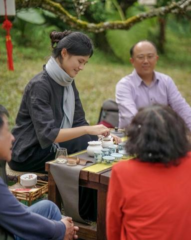 陳雨彤 - 在茶會上接待來賓~~
