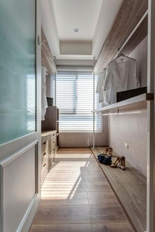 悅 設計 - 優雅平衡的生活品味，引客廳的明亮採光，周邊環繞各種細緻面材，創造細膩的立面表情

一個人的單身豪宅！ 英式古典 