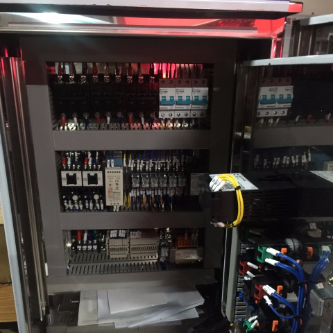 謝庭瑞 - 低壓電盤