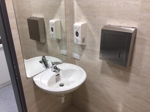 吳俊緯 - 洗手台,擦手紙箱,給皂機安裝