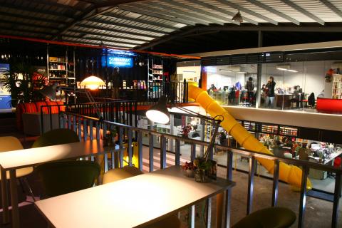 oostudio - SUBKARMA Fun Factory 空間創意規劃： (怪獸級挑戰全紀錄請至：oostudiotw.wordpress.com)

誰說長大了就不能做小時候喜歡的事？------還記得小時候總是喜歡溜滑梯的速度感嗎？玩滑板卻老是站不穩的感覺？一整個下午的羽毛球也不會累？自在地大聲跟著音樂跳舞？在這裡，你可以找回這些感覺：透過貨櫃、創意、與歡笑所建造而成的世界 &ndash; Fun Factory。