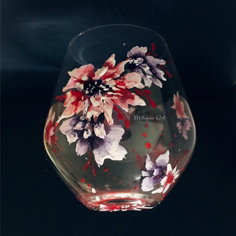 Mitopia彩繪活動承辦與教學 - 『物品酒杯彩繪設計』品酒會VIP禮品
 
本次合作客戶為葡萄酒品飲達人Claire，時常舉辦品酒會的Claire，希望除了品酒，還能帶給參加活動的貴賓有不一樣的體驗。