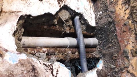 统理水电 - 抓出漏點後水塔下水管接合，电管銜接。