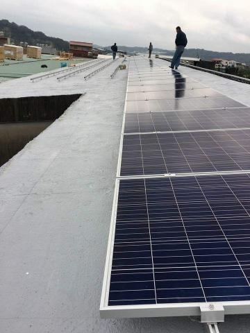 雙全工程行 - 安裝太陽能板。