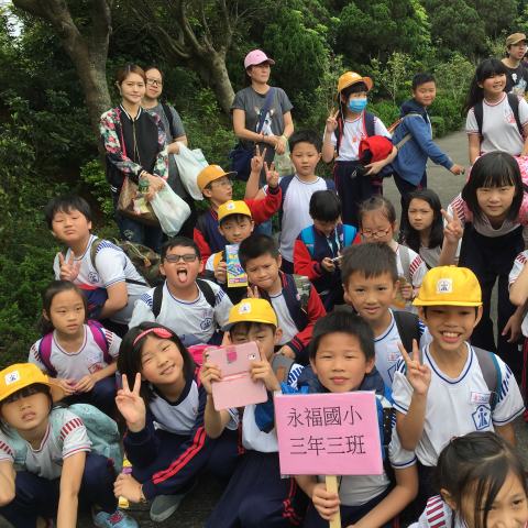 狼 - 我曾經帶過團，帶小朋友們去六福村玩：）超開心的