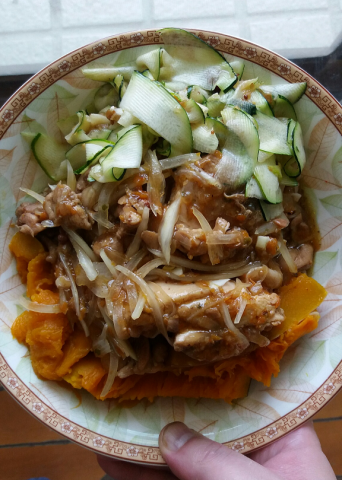 雨咚奇異科技有限公司  - 即興料理:紅燒洋蔥雞佐涼拌油醋櫛
                     瓜,水煮南瓜