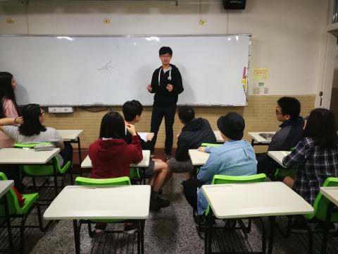 陳睦炘 - 這是我在學校與同學開會的狀況。在大一時教授要求我們要組成一個小組並且教導校內以及校外人士基本的程式語言觀念，而我在那時就是擔任組長的位子。