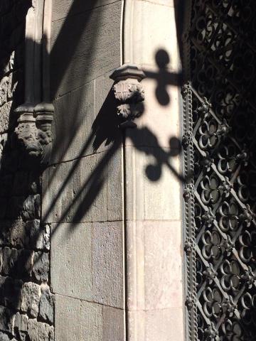 楊妮妮 - Cathdral de  Barcelona
https://www.catedralbcn.org/
巴塞隆納大教堂巴塞隆納聖埃烏拉利亞主教座堂是西班牙巴塞隆納哥特區的一座哥德式建築，天主教巴塞隆納總教區的主教座堂。這座主教座堂興建於13到15世紀，主要工程在14世紀完成。環繞鵝井的迴廊完成於1450年。新哥德式的立面修建於19世紀。