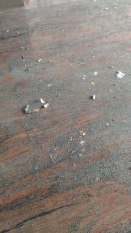 秀秀居家清潔 - 這是布毯撕開後留下的黏膠，處理難度高。