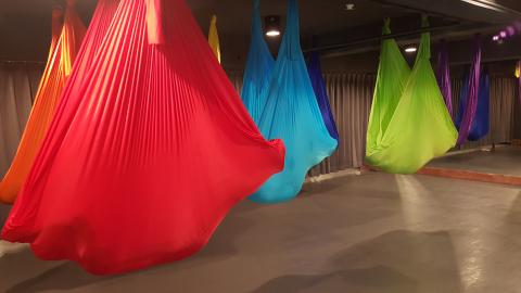 Mo-Mo私人教練工作室 - 全身硬梆梆嗎？空中瑜珈 讓您全身 舒暢 強化您的柔軟度