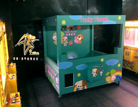 星創藝文創有限公司 - 大型娃娃機 貼紙輸出施工