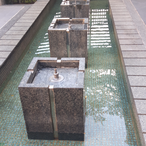 永逢春營造公司 - 清洗水池，成年污垢一次亮麗。