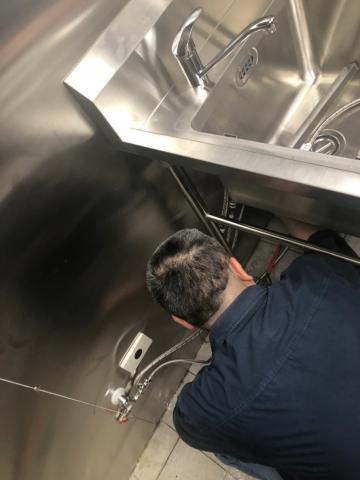 姜光堯 - 檯面單槍冷熱水龍頭安裝-2